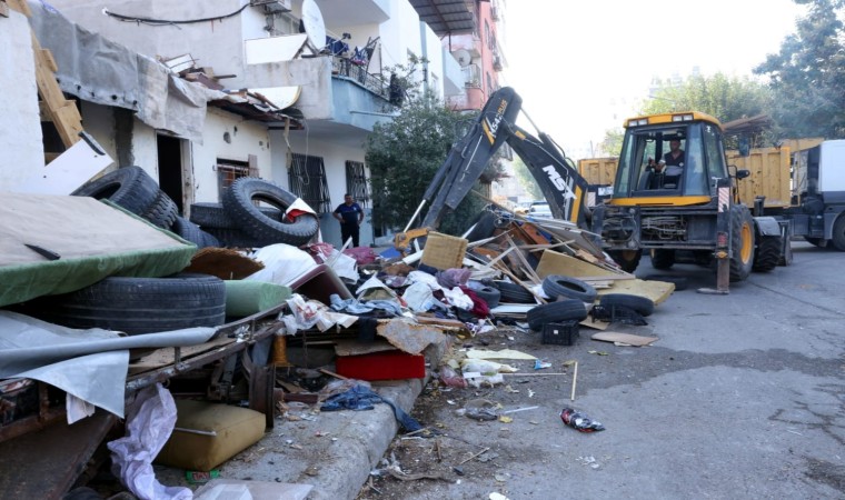 Mersinde çöp evden tonlarca atık çıktı