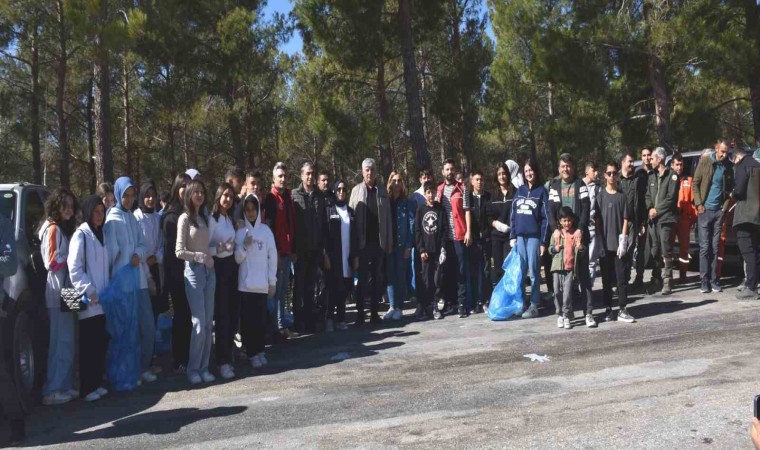 Mersinde öğrencilerden orman temizliği