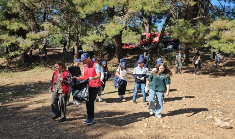 Mersinde ormanlık alanda torbalarca çöp toplandı