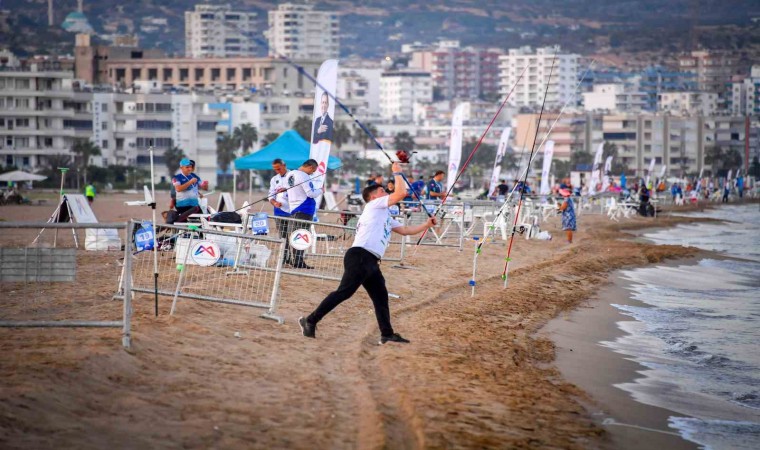 Mersinde Uluslararası 7. Altın Kanca Surfcasting Turnuvası düzenlendi