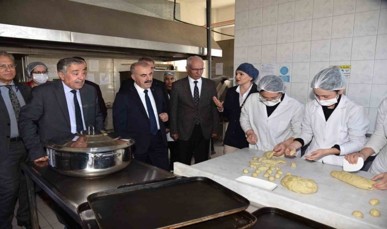 Meslek Lisesi öğrencileri hem üretiyor, hem satıyor