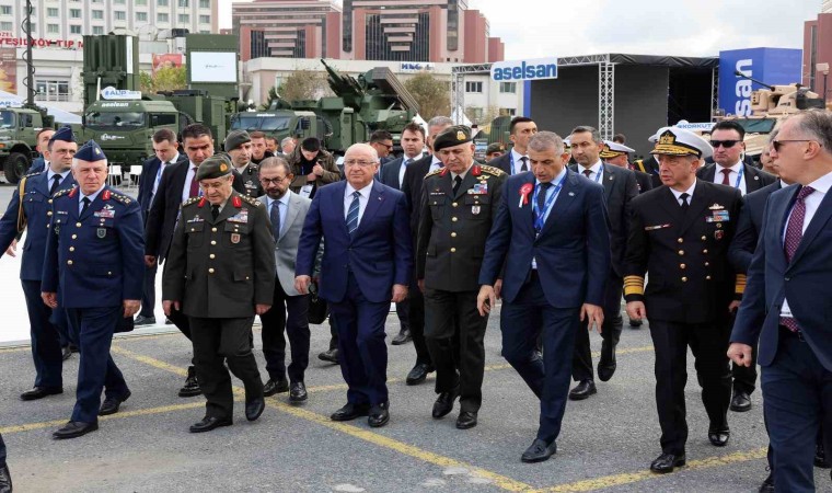 Milli Savunma Bakanı Güler, SAHA EXPOda stantları gezdi