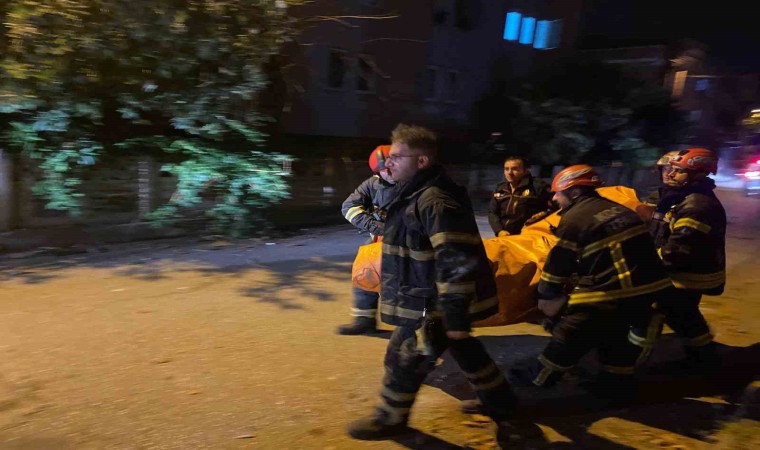 Misafirliğe gittiği evin çatısına çıkıp ekipleri seferber etti