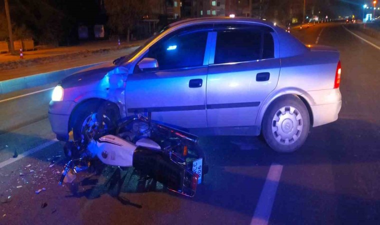 Motosiklet otomobil ile çarpıştı: 1 yaralı