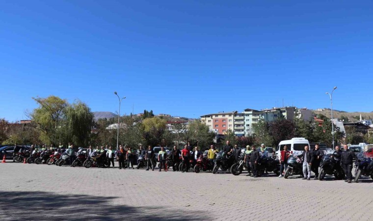 Motosikletçiler Oltuda şov yaptı