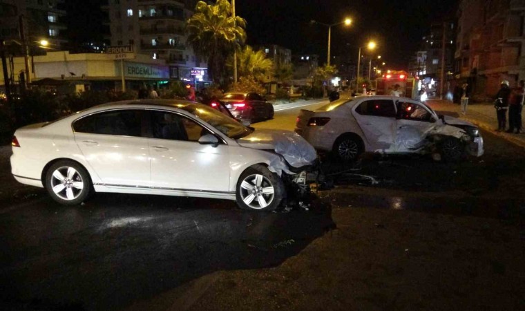 Motosikletle çarpışan otomobil karşı şeride geçip araca çarptı: 4 yaralı