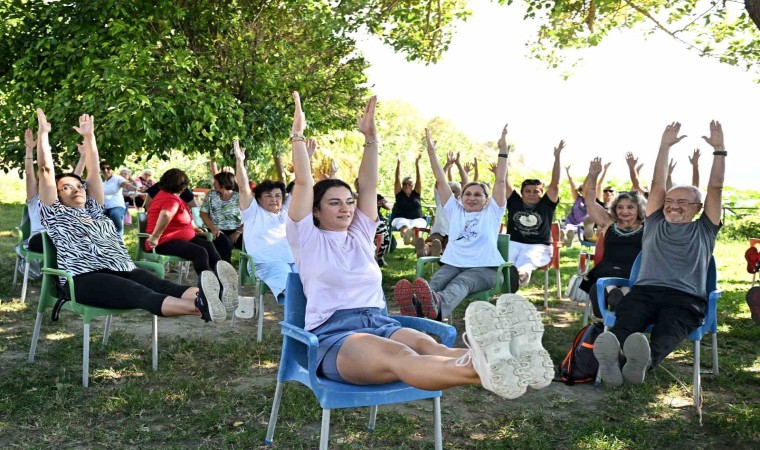 Muratpaşadan yaşlılar için yoga etkinliği