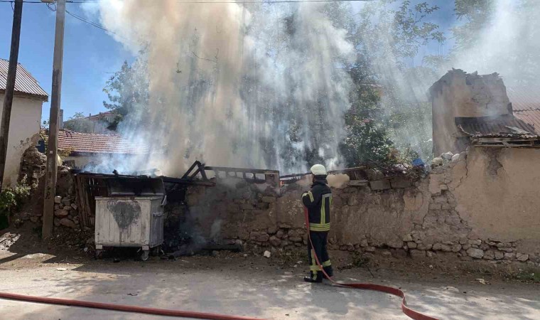 Müstakil evin avlusundaki atık malzemeler yandı