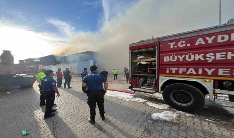 Nazillideki hurdacıda yangın çıktı: 2 kişi dumandan etkilendi