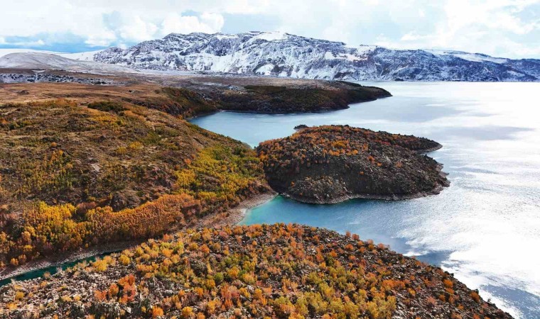 Nemrut Kalderasının bir yanı sonbahar bir yanı kış