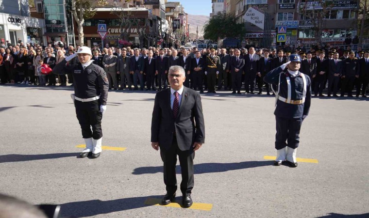 Niğdede 29 Ekim kutlamaları çelenk sunma töreniyle başladı