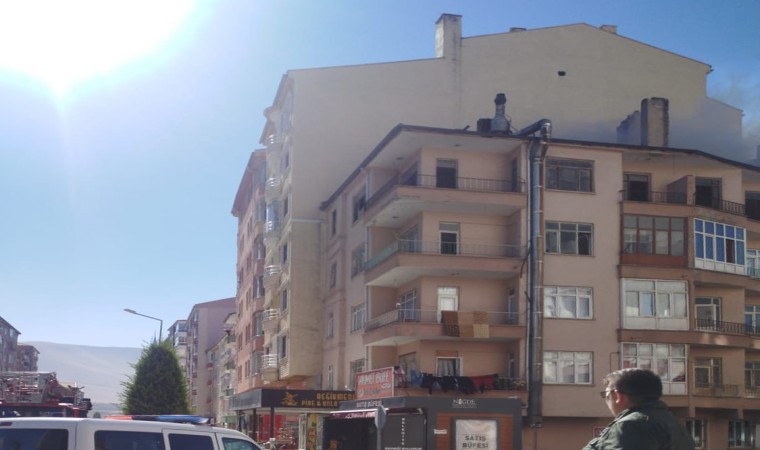 Niğdede apartmanın çatısında çıkan yangın paniğe neden oldu