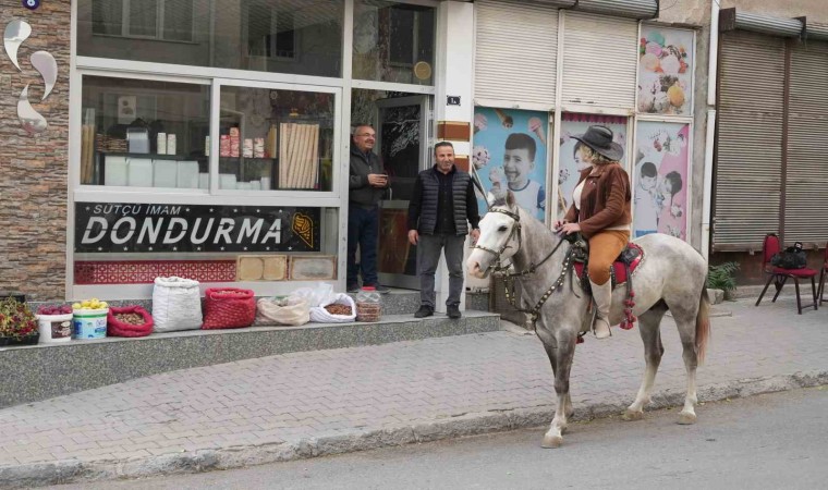 Niğdenin kadın kovboy muhtarı, atıyla mahalle sakinlerini ziyaret ediyor