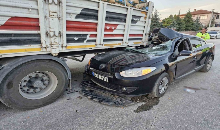 Otomobil çimento yüklü tırın altına girdi: 1i ağır 4 yaralı