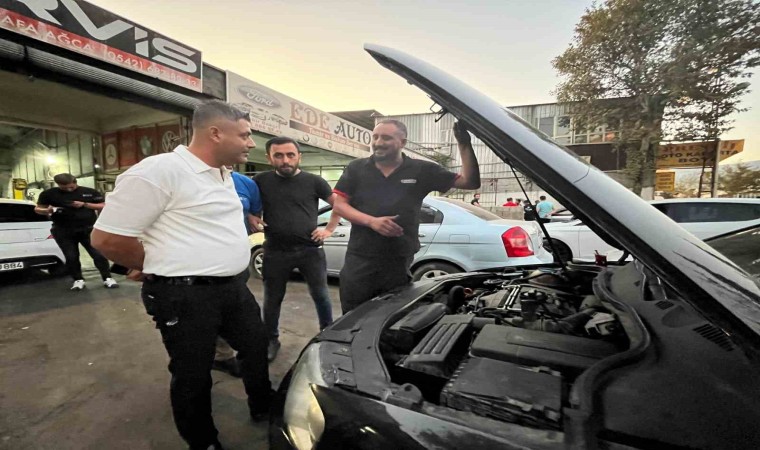 Otomobili tamirden erken çıkınca davul zurna eşliğinde oynayarak teslim aldı