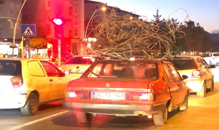 Otomobilin tavanındaki demir yüküyle trafiğe çıktı