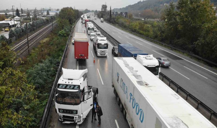 Otoyolda makaslayan tıra yolcu otobüsü çarptı: Kilometrelerce araç kuyruğu oluştu