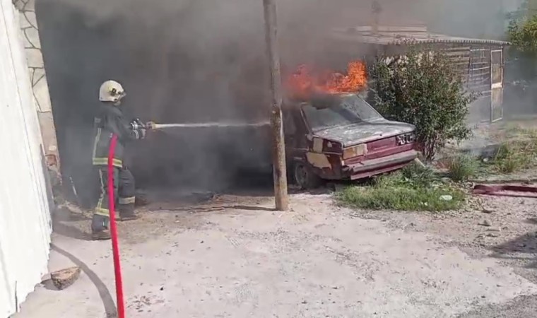 Park halindeki araç küle döndü, bitişiğindeki ikamete sıçramadan söndürüldü