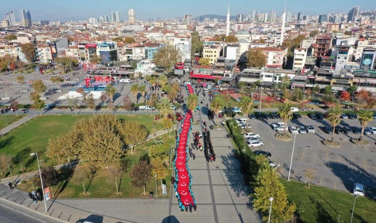 Pendikte 101 metrelik Türk bayrağıyla Cumhuriyet kutlaması havadan görüntülendi