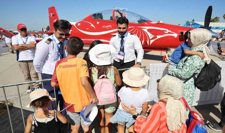 Pilotaj öğrencileri TEKNOFESTte çocuklara uçakları tanıttı