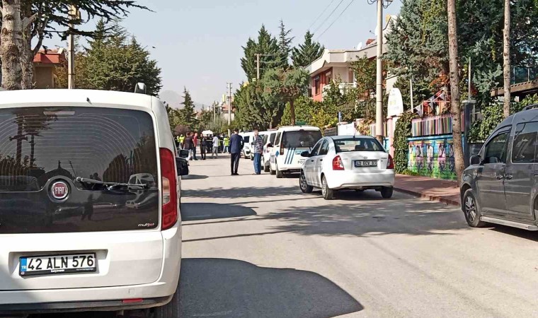 Polise bıçaklı saldırı anı güvenlik kamerasına yansıdı