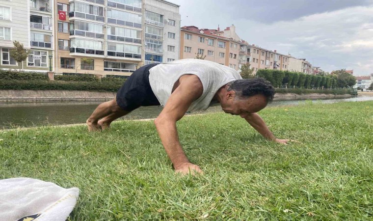 Porsuk Çayının kenarında düzenli spor yapan 69 yaşındaki adam, gençlere taş çıkartıyor