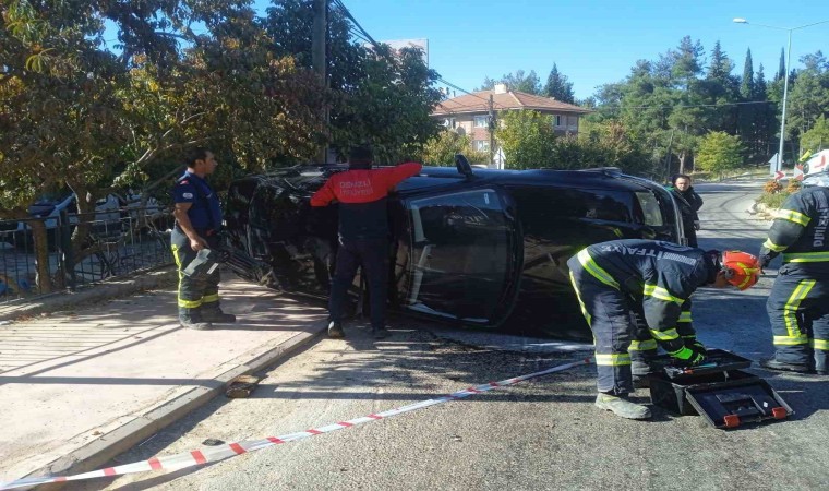 Refüje çarpan otomobil yan yattı; 2 yaralı