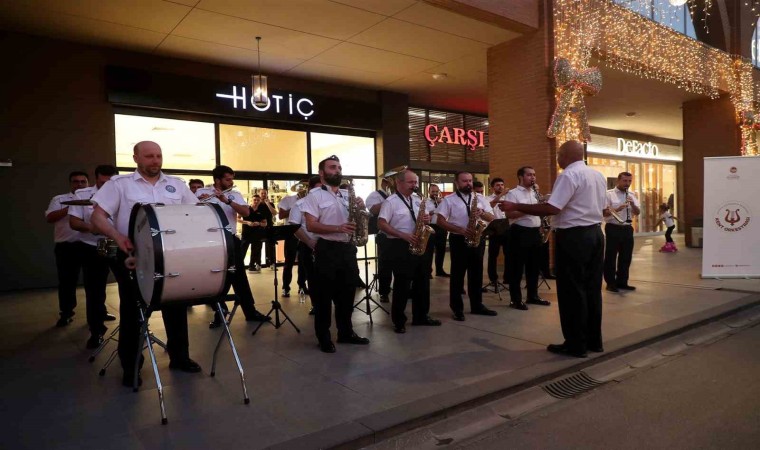 Sakarya Büyükşehirin orkestrası neşeyi bu kez Serdivana taşıdı