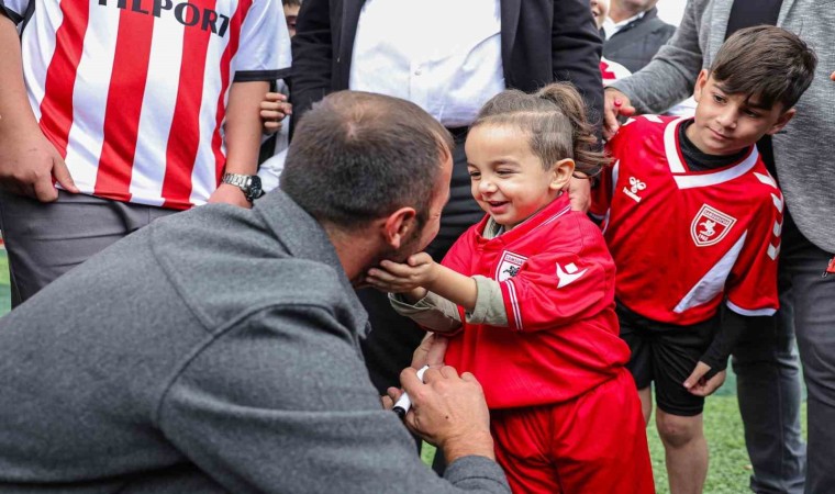 Şampiyon minikler kupayı Samsunspor kaptanının elinden aldı