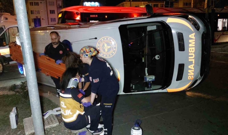 Samsunda tramvay ambulansla çarpıştı: 4 sağlık çalışanı yaralandı