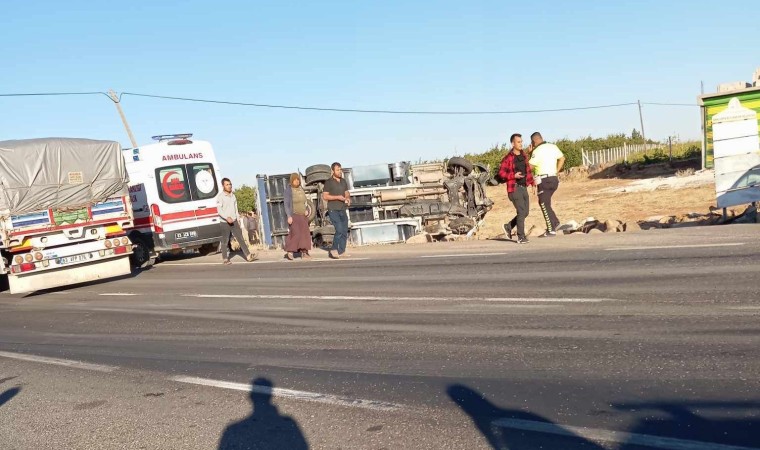 Şanlıurfada kamyonet otomobille çarpıştı: 6 yaralı