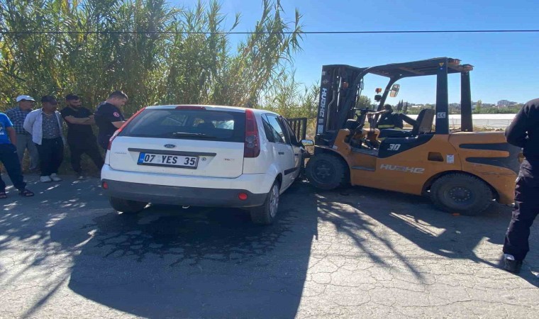 Serikte forklift otomobilin motoruna saplandı, otomobil sürücüsü yaralandı