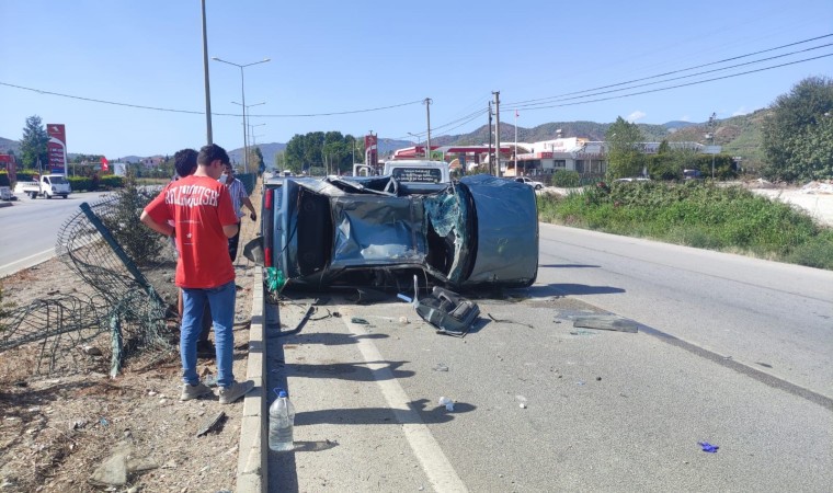 Seydikemerde otomobil takla attı: 2 yaralı