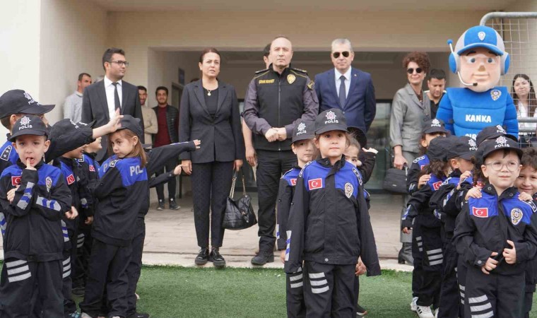 Şırnakta polis ve çocuklar gökyüzünü birlikte şenlendirdi