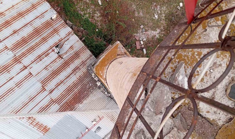 Sivasta cami minaresine yıldırım düştü