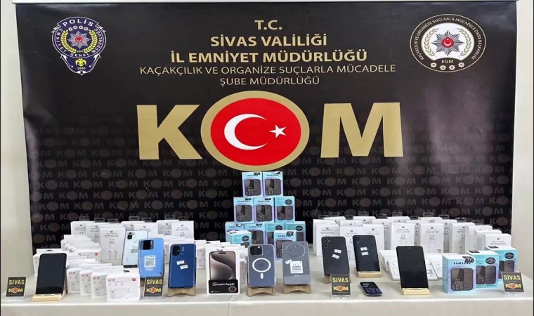 Sivasta onlarca kaçak telefon ve aksesuarları ele geçirildi