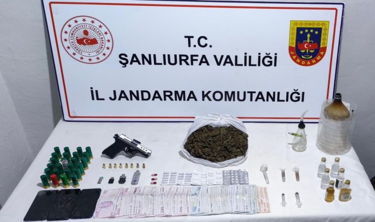 Siverekte jandarma ekiplerince uyuşturucu ve silah ele geçirildi