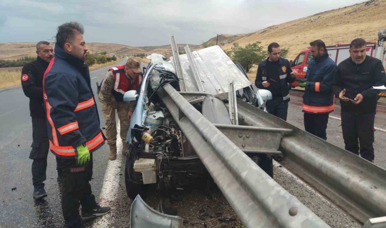 Sürücü, bariyere saplanan otomobilden sağ çıktı