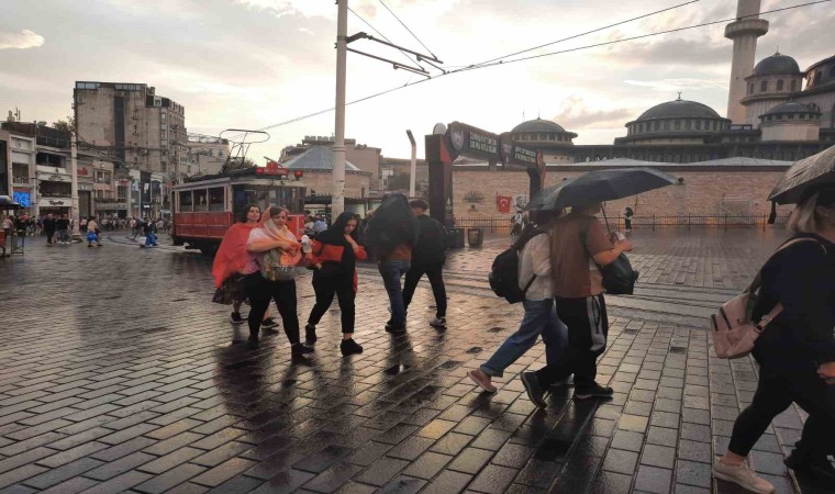 Taksimde aniden bastıran yağmur vatandaşlara zor anlar yaşattı