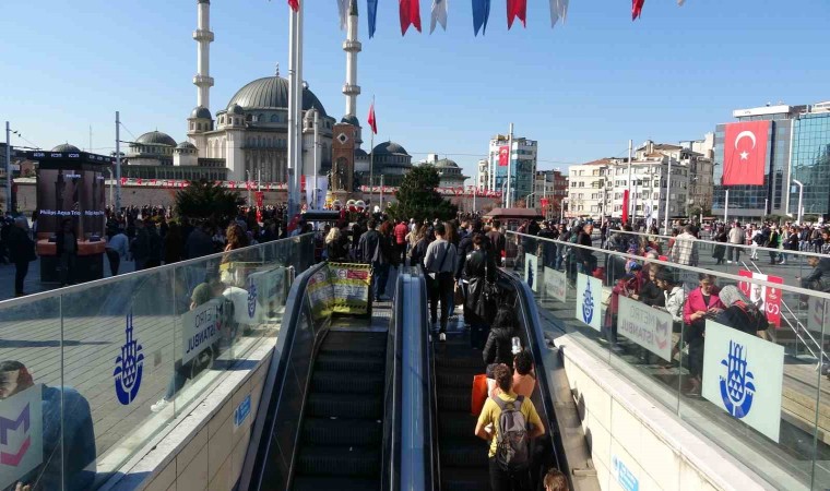 Taksimde asansör ve yürüyen merdiven arızası vatandaşları mağdur etmeye devam ediyor