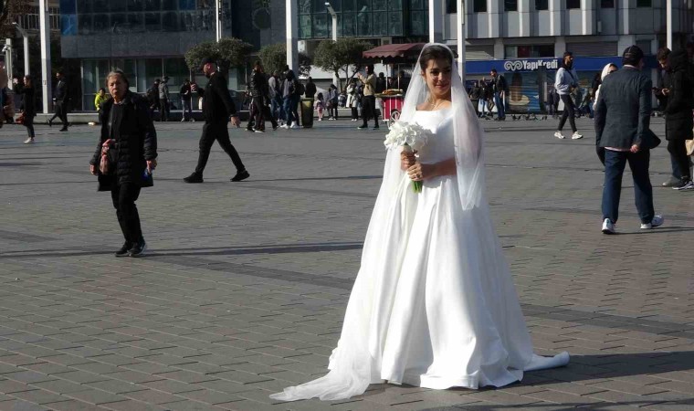 Taksimde İranlı gelin ve damada yoğun ilgi