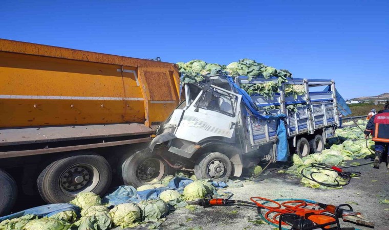 Tarsusta araçta sıkışan sürücüyü itfaiye ekipleri kurtardı