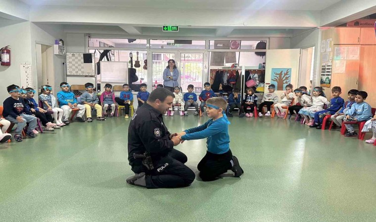 Tatvanda anaokulu öğrencilerine boyama kitabı hediye edildi