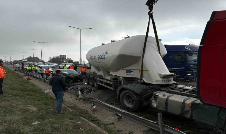 TEMde karşı şeride geçen tanker ortalığı karıştırdı: 2 yaralı