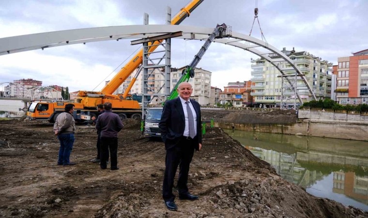 Termede yaya köprüsünün montajına başladı