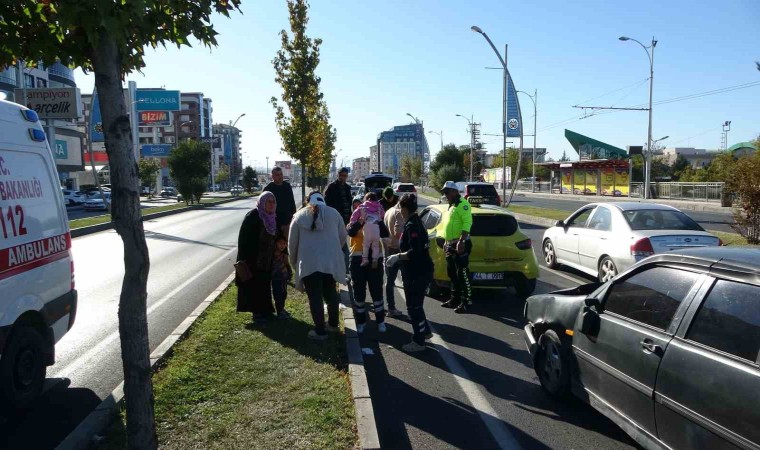 Ticari taksi ile otomobil çarpıştı: 1 yaralı