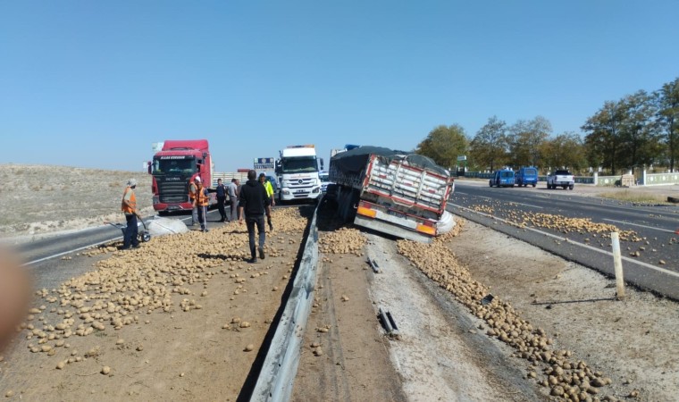 Tır refüje düştü, patatesler yola saçıldı: 1 yaralı