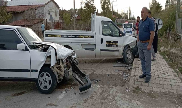 Tokatta kamyonetle otomobil kafa kafaya çarpıştı: 1 ölü