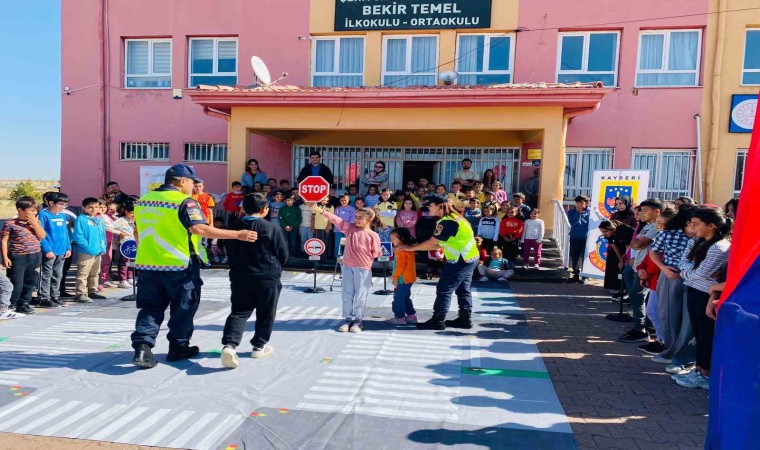 Tomarzada öğrencilere trafik eğitimi verildi