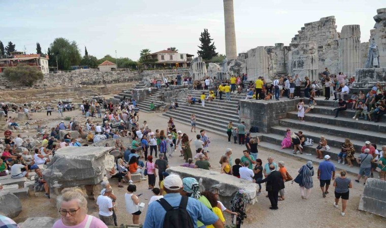 Üç bin kişiyle Apollon Tapınağında “Toplu Tadım” rekoru denemesi yapıldı